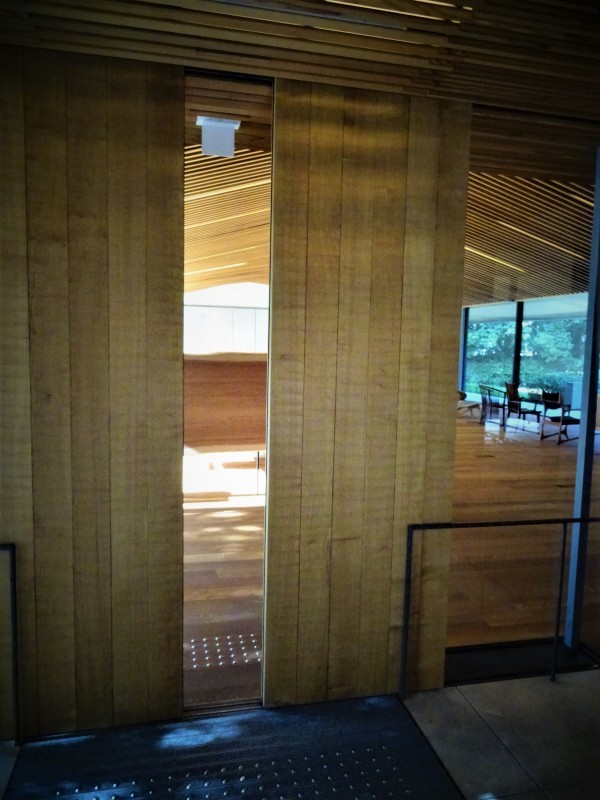 木の自動ドア - 新発田屋 木材倉庫